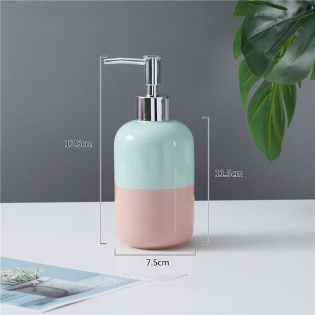 Dispenser sapone ceramica rosa e blu.