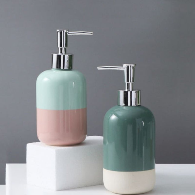 Dispenser sapone ceramica rosa e blu.