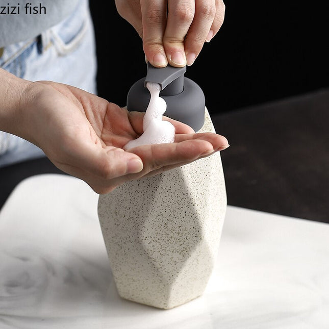 Dispenser sapone design geometrico in ceramica.