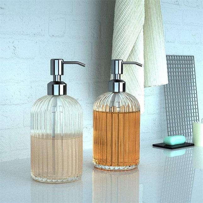 Dispenser sapone in vetro rigato trasparente.
