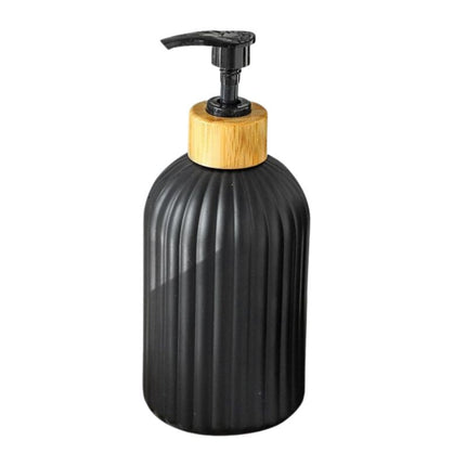 Dispenser sapone nero con dettagli legno.