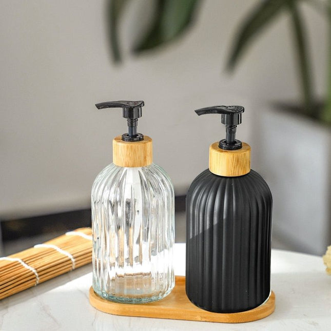 Dispenser sapone nero con dettagli legno.