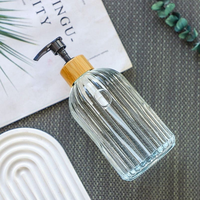 Dispenser sapone nero con dettagli legno.